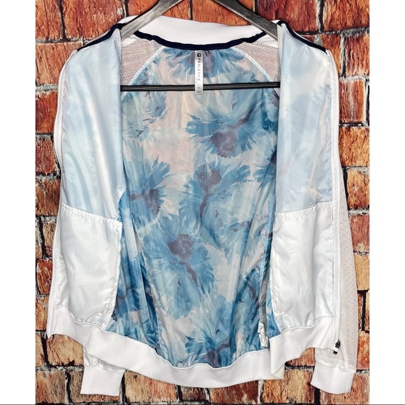 Fabletics Blue White Floral Mesh Sleeves Lightweight Atlanta Jacket Zip Medium - Picture 6 of 6